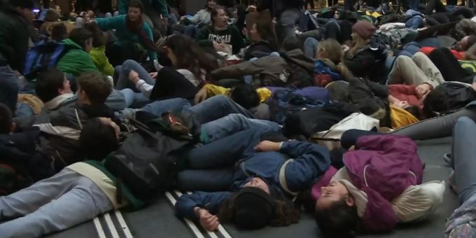 Im Bahnhof Bern - Hunderte Klima-Kids stellen sich am Black Friday tot