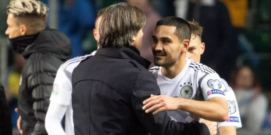 Gut gemacht: Bundestrainer Joachim Löw beglückwünscht Torschütze Ilkay Gündogan. Foto: Federico Gambarini/dpa