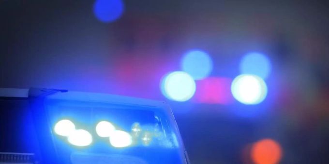 Ein Polizeiauto mit eingeschaltetem Blaulicht. (Symbolbild) Uster