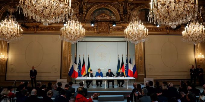 Der ukrainische Präsident Wolodymyr Selenskyj (l-r), die deutsche Bundeskanzlerin Angela Merkel, der französische Präsident Emmanuel Macron und der russische Präsident Wladimir Putin sitzen auf zu gemeinsamen Pressekonferenz im Pariser Schloss Elysee. Ukraine-Gipfel in Paris