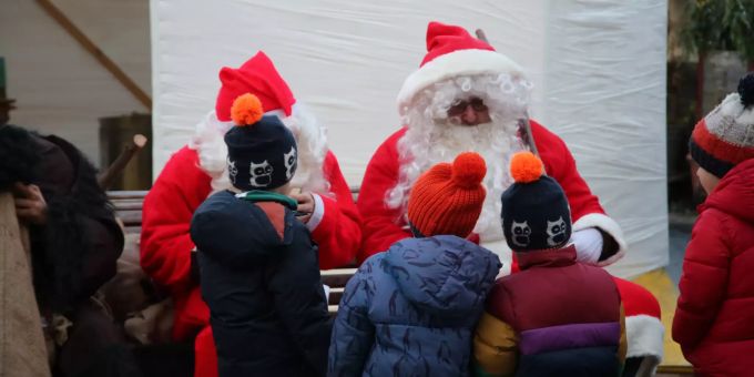 Zwei Chlöuse und Schmutzlis besuchten am 6. Dezember Wabern. Köniz