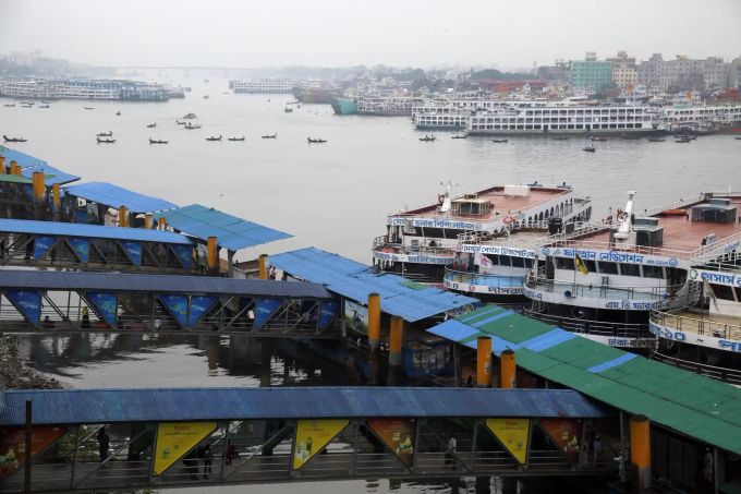 Verankerte Schiffe nach der Einstellung des Wassertransports in Dhaka, Bangladesch. Bangladesch