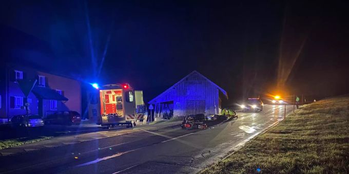 Der Zweiradlenker wurde mit der Rega in ein ausserkantonales Spital eingeliefert. Unfall