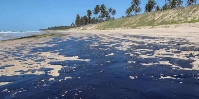 Ölpest an brasilianischen Strand