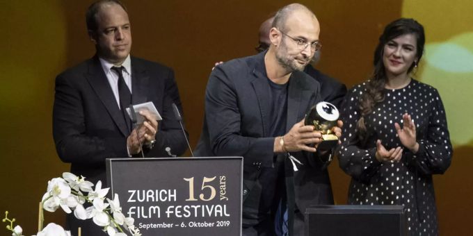 Alexander Nanau erhält das Goldene Auge für den Film Collectiv in der Kategorie «International Documentary Film» während des Zürich Film Festivals. Zürich Film Festival