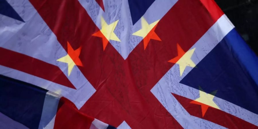 Britische und EU-Flagge