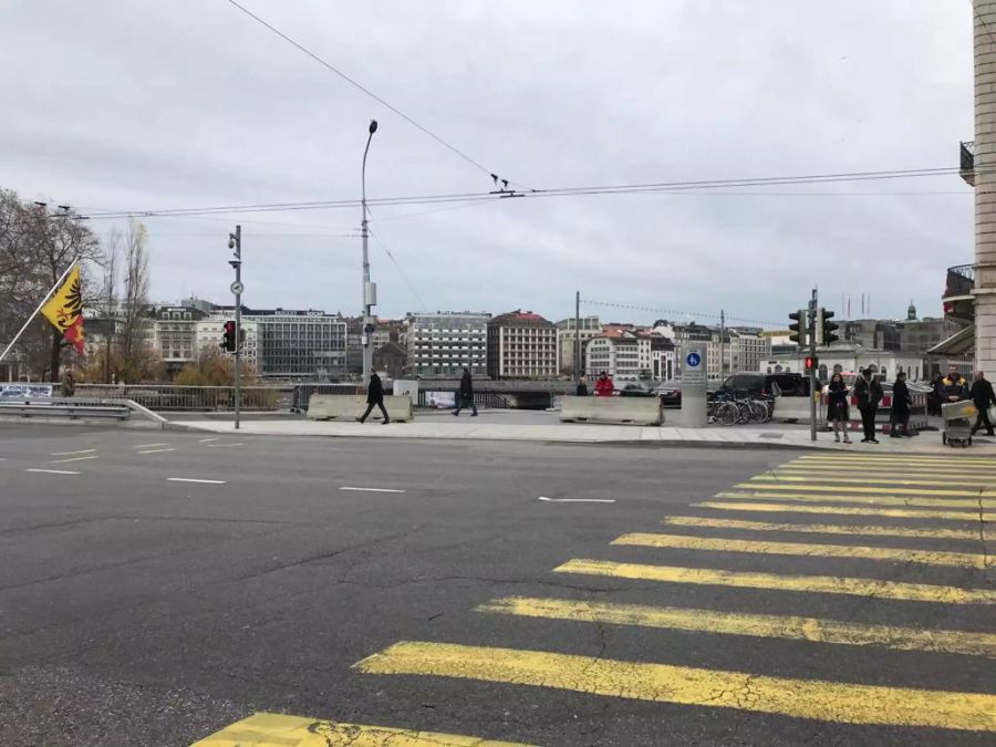 Auch die andere Seite des Nobelhotels in Genf wird mit Betonklötzen gesichert.