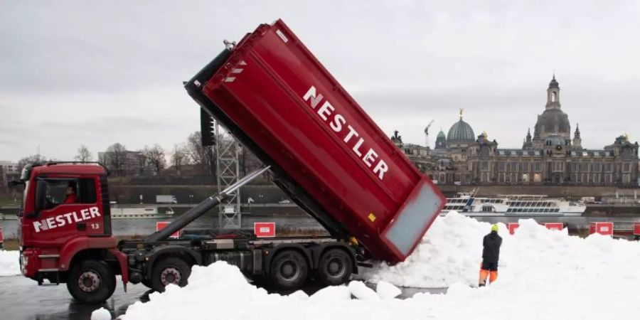Auch für den Langlauf-Weltcup in Dresden wurde Schnee antransportiert. Foto: Sebastian Kahnert/dpa-Zentralbild/dpa