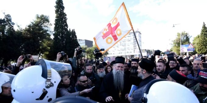 Serbisch-orthodoxe Gläubige in der Nähe des Parlaments in Montenegro. Montenegro