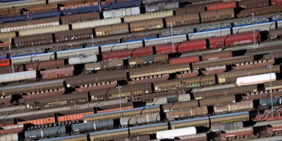Beladene Güterzüge stehen auf dem Güterbahnhof der Deutschen Bahn in Seddin. Foto: Ralf Hirschberger/dpa-Zentralbild/dpa