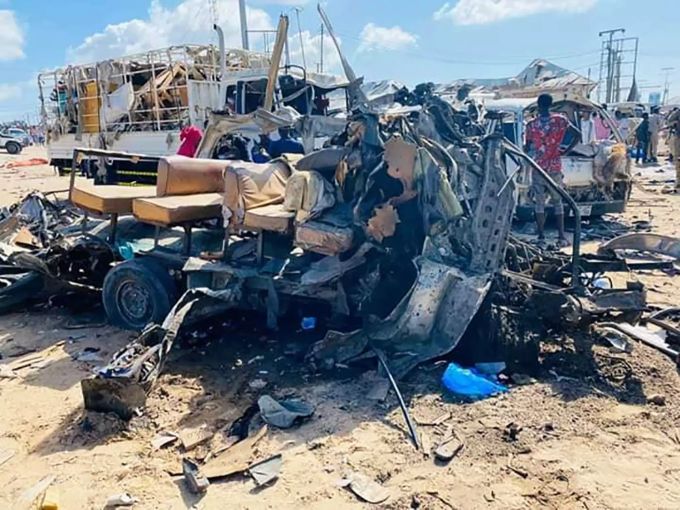 Das Wrack eines Busses steht nach einem Autobombenanschlag an einem Kontrollpunkt auf der Strasse. Explosion Autobombe in Mogadischu