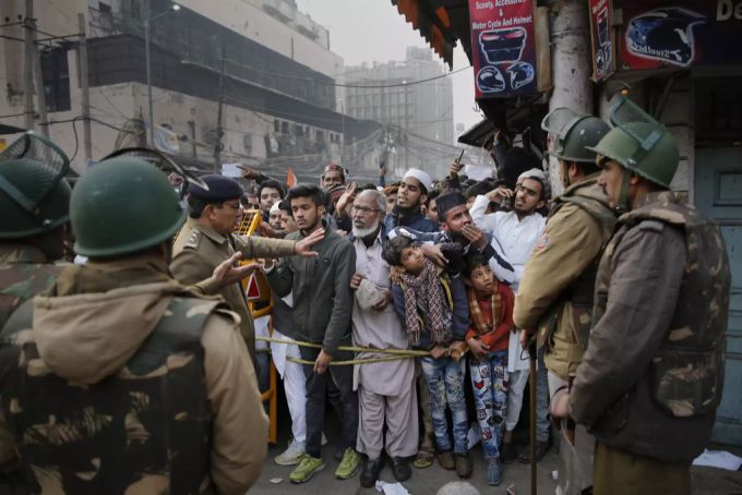 Protestanten werden an einer Polizei-Barrikade in Neu-Delhi aufgehalten. Neu-Delhi