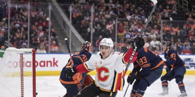 Mikael Backl von den Calgary Flames jubelt nach einem Treffer gegen die Edmonton Oilers. Foto: Darryl Dyck/The Canadian Press/dpa Mikael Backl von den Calgary Flames jubelt nach einem Treffer gegen die Edmonton Oilers. Foto: Darryl Dyck/The Canadian Press/dpa