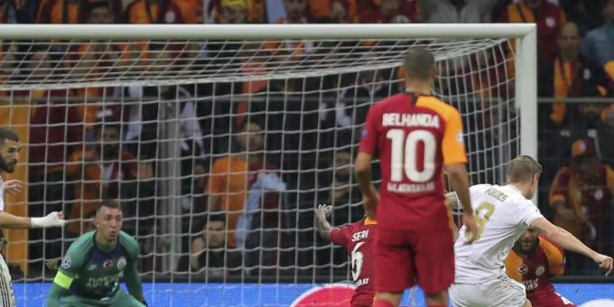 Toni Kroos (2.v.r.) traf bei Galatasaray Istanbul zum 1:0 für Real Madrid. Foto: Uncredited/AP/dpa Toni Kroos (2.v.r.) traf bei Galatasaray Istanbul zum 1:0 für Real Madrid. Foto: Uncredited/AP/dpa