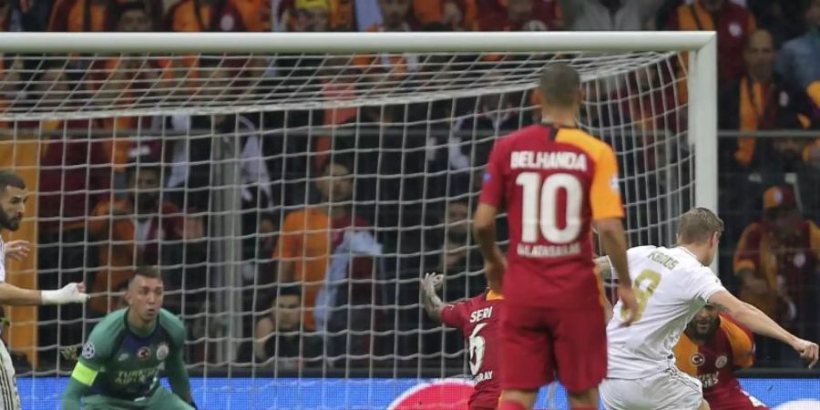 Toni Kroos (2.v.r.) traf bei Galatasaray Istanbul zum 1:0 für Real Madrid. Foto: Uncredited/AP/dpa