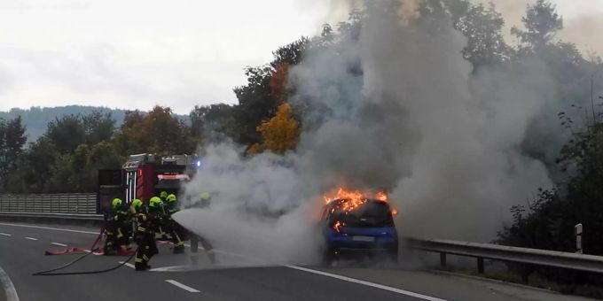 Goldau SZ - Autobahn wegen Fahrzeugbrand gesperrt