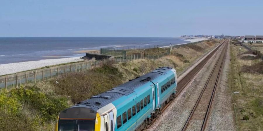 Ein Zug des Verkehrsunternehmens Arriva in Wales. Die Deutsche Bahn will in den nächsten Wochen festlegen, wie sie ihre Tochter zu Geld macht. Foto: Peter Byrne/PA Wire/dpa
