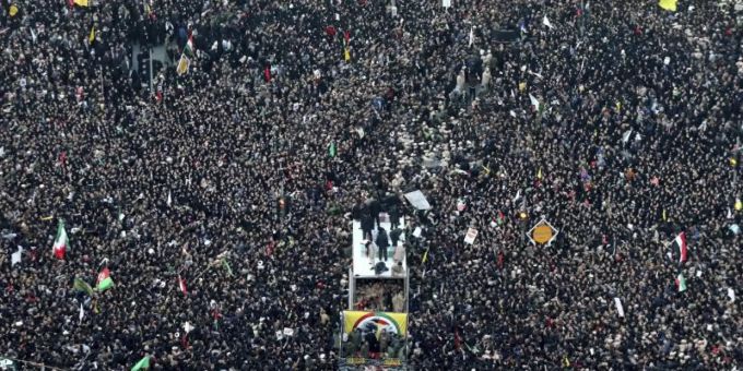 Hunderttausende Iraner nehmen an einem Trauerzug für den bei einem US-Militärangriff getöteten General Qasem Soleimani in Maschhad teil. Der Andrang war so gross, dass ein eigentlich vorgesehener Transport der Leiche in die Hauptstadt Teheran nicht mehr möglich war. Foto: Mohammad Hossein Thaghi/Tasnim News Agency/AP/dpa qasem soleimani