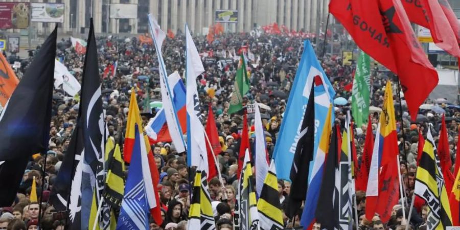 Über 20.000 Demonstranten protestieren in Moskau. Foto: Dmitri Lovetsky/AP