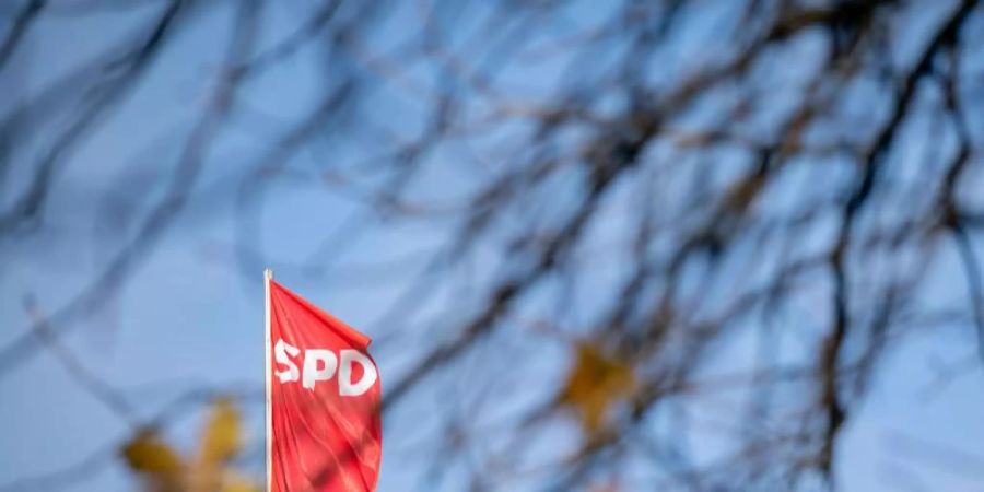 Die Fahne der SPD über der Parteizentrale in Berlin. Foto: Kay Nietfeld/dpa