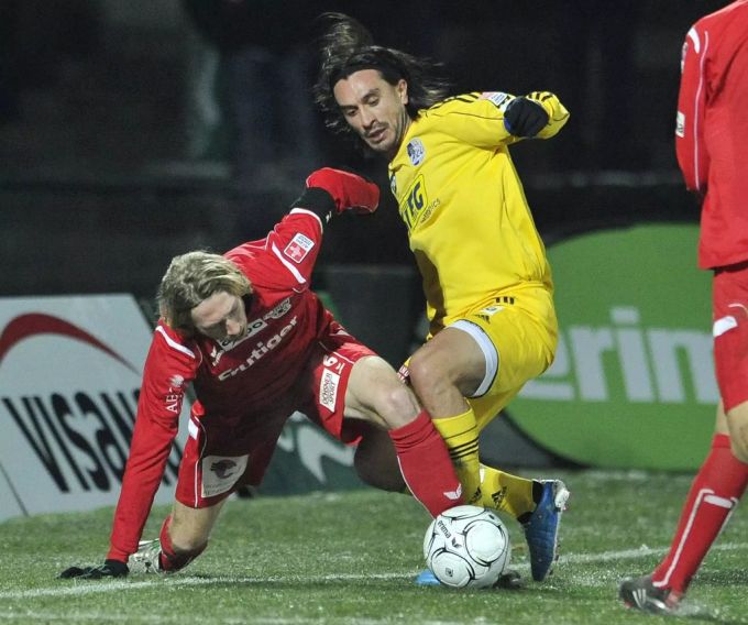 Der FC Luzern führte die Super League in der Saison 2010/11 zwischenzeitlich an. Hier Hakan Yakin in Zweikampf mit Thuns Roland Baettig. Super League FC Luzern