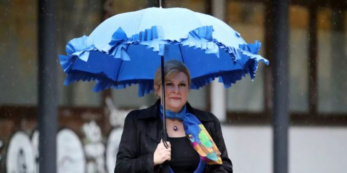 Die 51-jährige Amtsinhaberin Kolinda Grabar-Kitarovic vor ihrem Wahllokal in Zagreb. Kolinda Grabar-Kitarovic