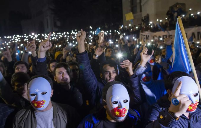 Etwa tausend Menschen demonstrierten in Istanbul gegen die Unterdrückung der Uiguren. Turkish and Uyghur Muslim activists denounce Uyghur people's critical situation in China