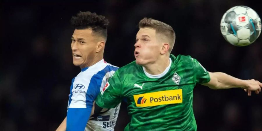 Herthas Davie Selke (l) im Kopfballduell gegen Mönchengladbachs Matthias Ginter. Foto: Soeren Stache/dpa-Zentralbild/dpa