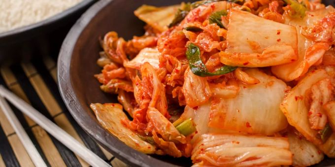 Kimchi, fermentiertes Gemüse aus der koreanischen Küche. Kimchi