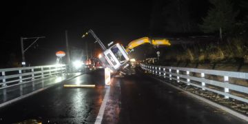 Kranlastwagen gekippt