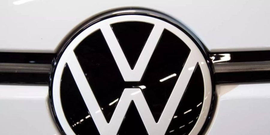 Das neue VW-Logo auf dem Elektroauto ID.3. Foto: Julian Stratenschulte/dpa