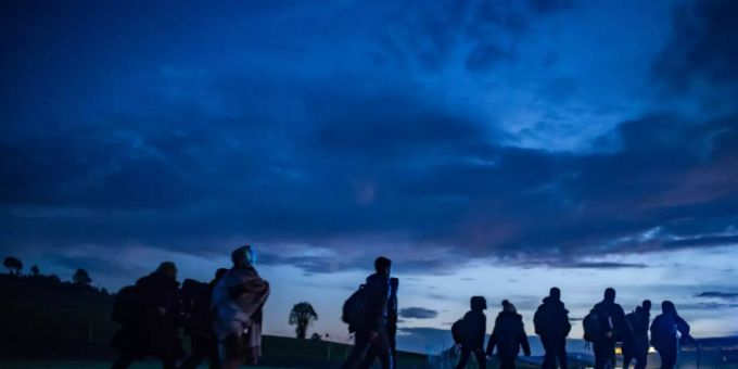 Flüchtlinge auf dem Weg in eine Notunterkunft Flüchtlinge auf dem Weg in eine Notunterkunft