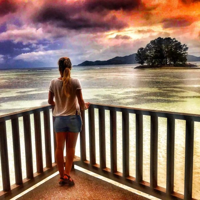 Patty geniesst die Aussicht auf den Seychellen. Patty auf den Seychellen.