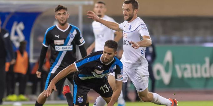 Nassim Ben Khalifa (l.) von GC und Lausannes Christian Schneuwly (r.) im Duell. GC
