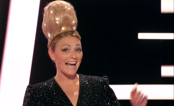 Susanne Kunz erschien mit XXL-Dutt und Lichterkette im Haar in der letzten SRF-Show. 1gegen100