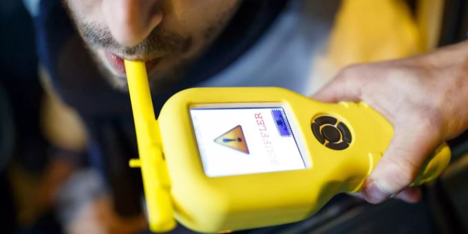 Der alkoholisierte Autofahrer wurde aus dem Verkehr gezogen. Aus dem Verkehr gezogen.