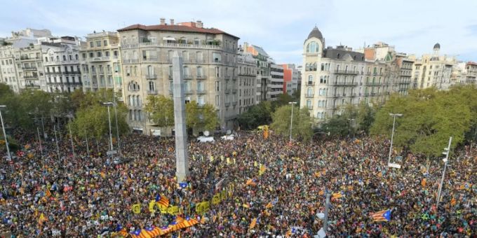 Demonstranten bei einer Grosskundgebung in Barcelona. Barcelona