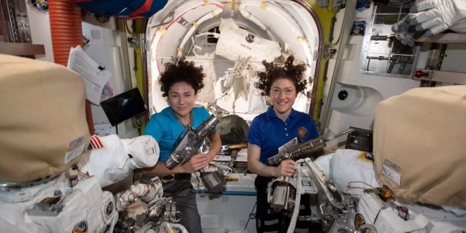Die beiden Astronautinnen Jessica Meir (l.) und Christina Hammock Koch. EPA/NASA HANDOUT christina hammock koch meir