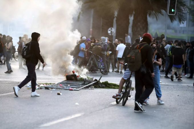 Ausnahmezustand nach Unruhen: Menschen demonstrieren in Chile gegen die Erhöhung der Fahrpreise. ausnahmezustand unruhen