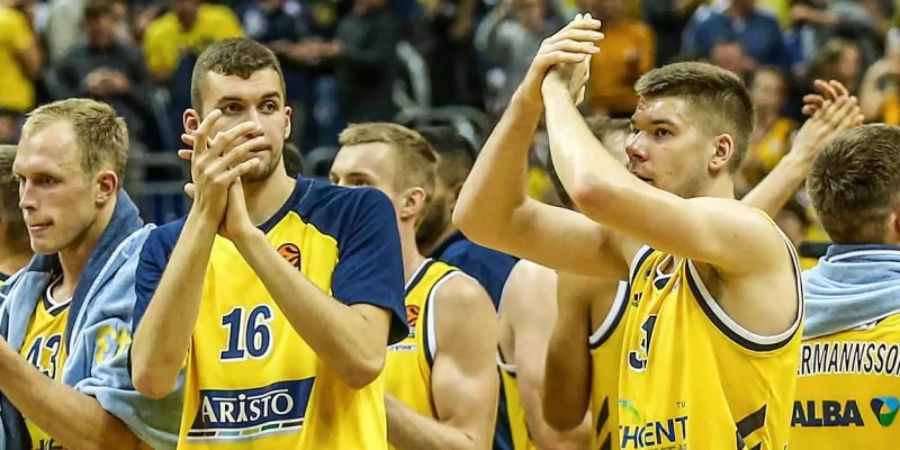 Die Spieler von Alba Berlin müssen eine deutliche Niederlage gegen Barcelona verkraften. Foto: Andreas Gora/dpa