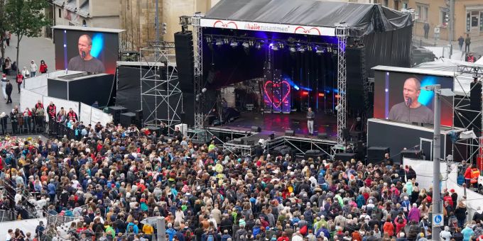 Blick auf den Marktplatz während eines Konzerts zum Gedenken an die Opfer des Terroranschlags vom 09. Oktober 2019. halle solidaritätskonzert