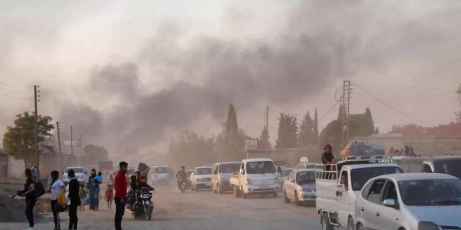 Syrische Zivilisten fliehen aus dem Ort Ras al-Ain in Nordostsyrien. Foto: Uncredited/AP/dpa