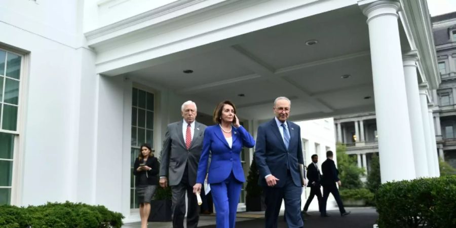 Nancy Pelosi und andere Demokraten verlassen das Treffen mit Donald Trump
