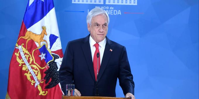 Auf diesem vom chilenischen Präsidentenamt zur Verfügung gestellten Bild spricht Sebastian Pinera, Präsident von Chile, auf einer Pressekonferenz. Proteste in Chile