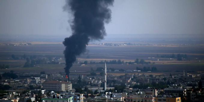 Rauch steigt von einem Feuer in der syrischen Stadt Ras al-Ain an der Grenze zwischen Syrien und der Türkei auf. Syrien Kurden Russland