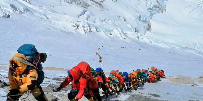 In einer langen Schlange gehen Bergsteiger auf einem Pfad knapp unterhalb von Lager vier auf dem Mount Everest. Bald ist ein Tracking-Gerät für jeden Pflicht. Mount Everest