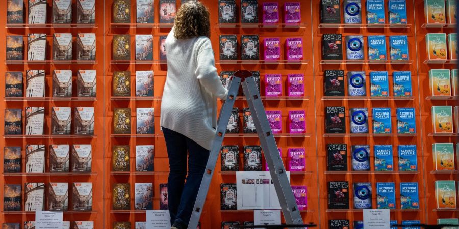 Eine Mitarbeiterin bestückt den Stand von Droemer Knaur auf der Leipziger Buchmesse.