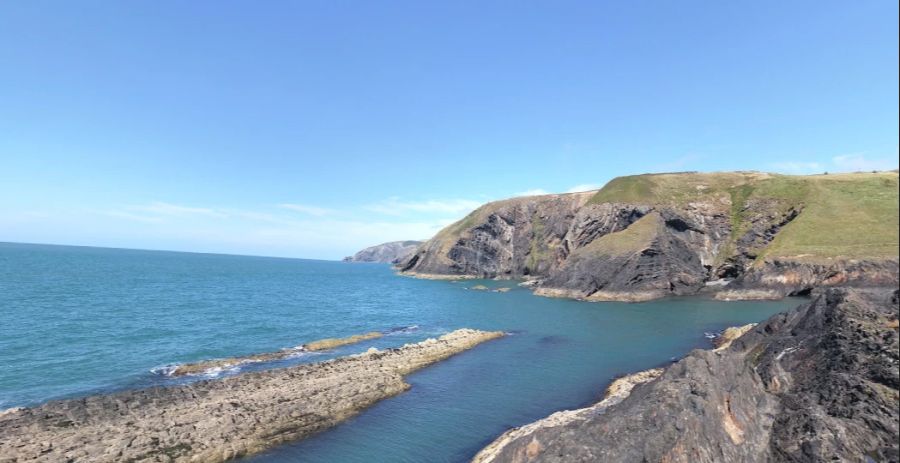 Ein Spaziergänger sah die Verunfallten in der Nähe der Ceibwr Bay im Bezirk Pembrokeshire. Er alarmierte sofort die Küstenwache.