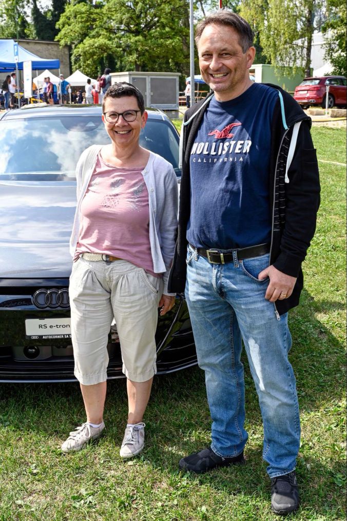 Isabelle und Harold Wasem schauen, was es so alles auf dem Markt gibt.