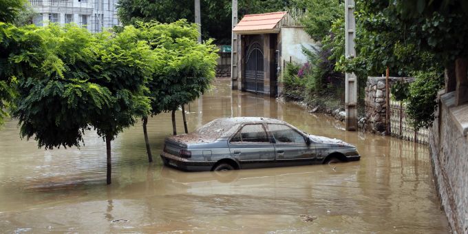 Im Iran wütet ein starkes Unwetter. EPA/ABEDIN TAHERKENAREH At least 76 people died in floods in Iran